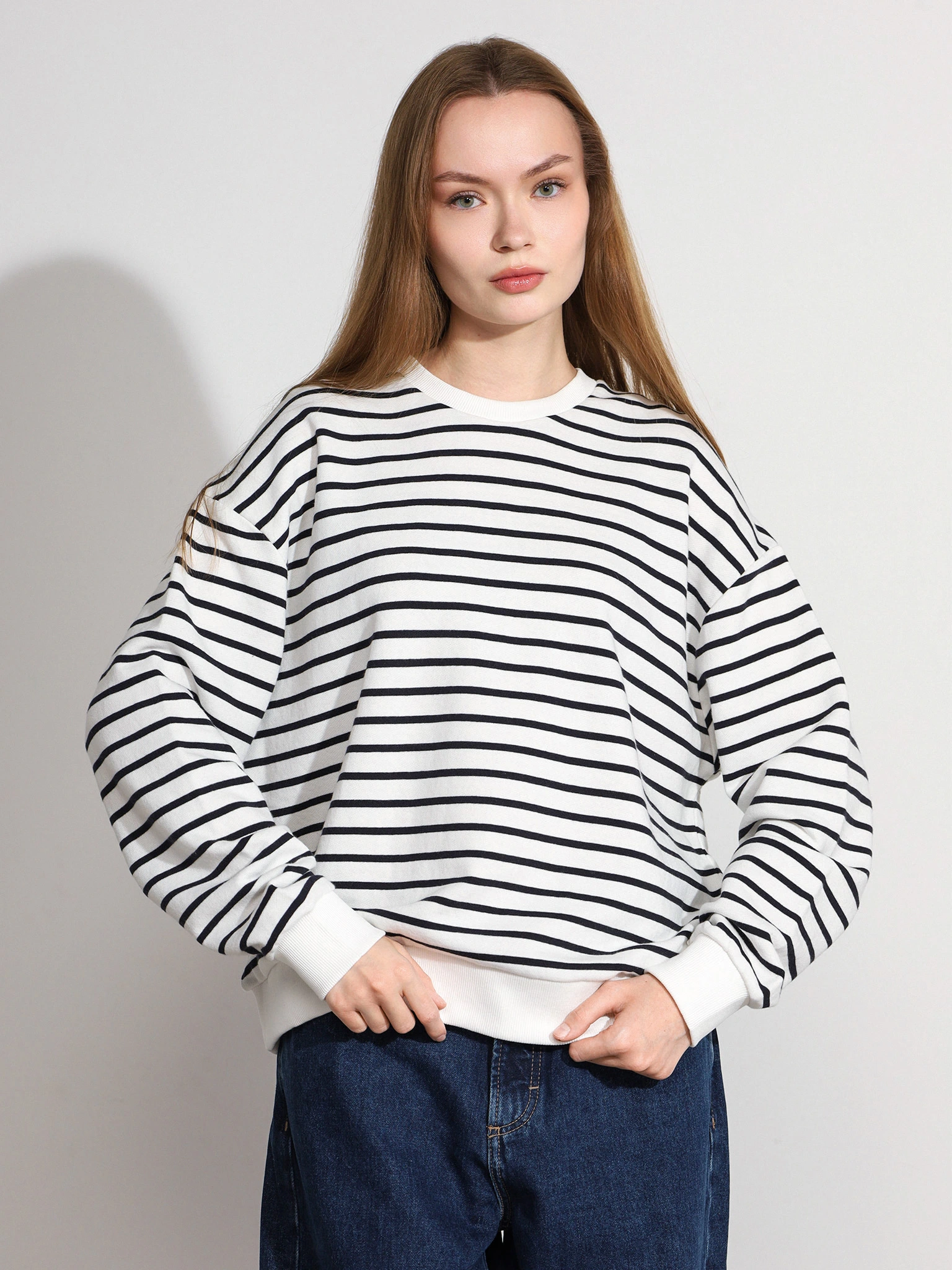 Толстовка белого цвета в полоску из хлопка